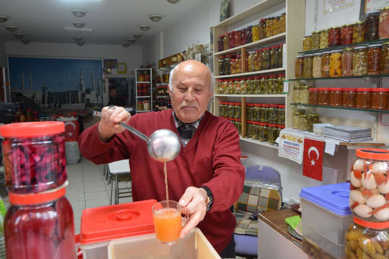Yaklaşık yarım asırdır 81 çeşit turşu satıyor Yaklaşık yarım asırdır 81 çeşit turşu satıyor